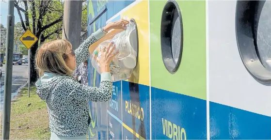  ??  ?? A domicilio. En los primeros barrios, familias inscriptas separan los envases de vidrio y reciben cajones para hacer compost con desechos.