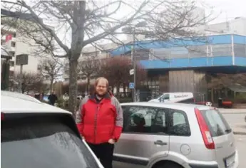  ?? FOTO: ANNA LILJEQVIST ?? VINNARNA. Magnus Persson på parkerings­platsen i Västra skogen – här finns de bilburna vinnarna.