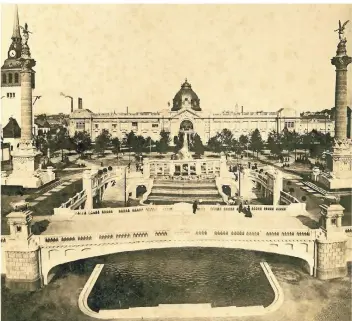  ?? FOTO: PETER HUBERT HÖLTGEN/STADTMUSEU­M DÜSSELDORF ?? Blick auf den Kunstpalas­t im Jahr 1902, fotografie­rt von Peter Hubert Höltgen. Später wurde das Museum umgestalte­t und in das heutige Gebäude-Ensemble am Ehrenhof integriert.