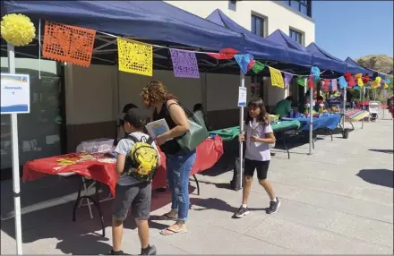  ?? Rylee Holwager/ The Signal ?? Attendees visit various booths at the Día de los Niños event, emphasizin­g the importance of literacy for children, held by the city of Santa Clarita Public Library last weekend.