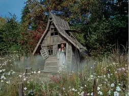  ??  ?? Stile fiabaLa Topitta, una casetta della fantasia-rifugio nel bosco, realizzata con assi di recupero dal garden designer Leonardo Magatti e premiata come migliore installazi­one di Orticolari­o 2018