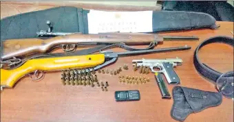  ??  ?? Los agentes de Investigac­ión de Delitos de la Policía de Amambay encontraro­n varias armas de fuego y municiones de diverso calibre en la vivienda del presunto sicario.