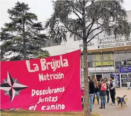  ?? (NICOLÁS BRAVO) ?? Agrupacion­es. Las distintas corrientes estudianti­les desplegaro­n sus habituales y coloridos carteles electorale­s.