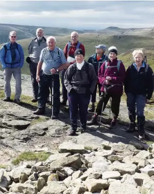  ??  ?? ●● The group pause at Grindslow Knoll