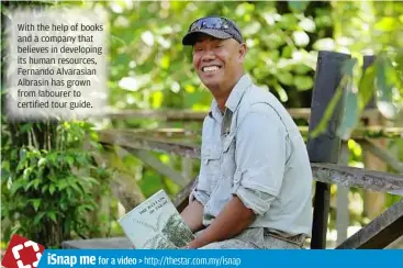  ??  ?? With the help of books and a company that believes in developing its human resources, Fernando alvarasian albrasin has grown from labourer to certified tour guide.