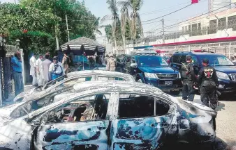  ?? AFP ?? Pakistani security personnel at the Chinese consulate after an attack in Karachi yesterday.