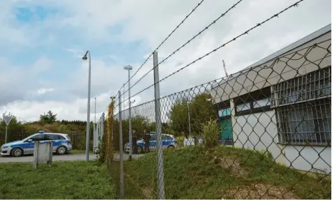  ?? Foto: Thomas Frey, dpa ?? September 2019: Polizisten sichern das Gelände eines ehemaligen Bundeswehr‰Bunkers in Rheinland‰Pfalz. Dort wurde ein Rechenzent­rum für illegale Geschäfte im Darknet ausgehoben.