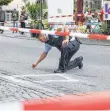  ?? FOTO: DPA/FELIX KÄSTLE ?? Ein Polizist markiert den Tatort.