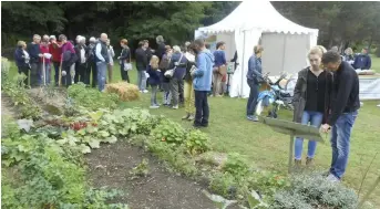  ??  ?? Atelier sur le compostage et la préparatio­n du jardin pour l’hiver.