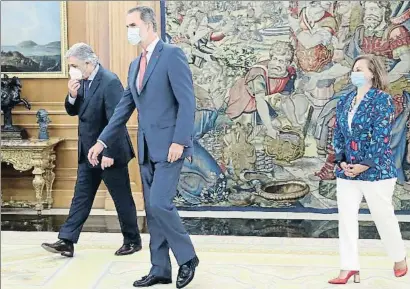  ?? SPANISH ROYAL HOUSE / REUTERS ?? El Rey y el canciller uruguayo caminan por delante de la secretaria de Estado de Exteriores