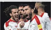  ??  ?? Seit Jänner wird in Aleppo wieder Liga gespielt (oben). Syriens Nationalte­am (rechts) zeigt internatio­nal auf