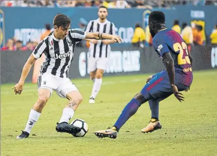  ?? FOTO: MANEL MONTILLA ?? Paulo Dybala, ante Nelson Semedo en el partido que jugaron Juve y Barça en Estados Unidos hace unos días