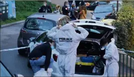  ?? (Photo Cyril Dodergny) ?? Sur le chemin des Capucins, un homme a été blessé par balles, à l’épaule et à la tête. La police technique et scientifiq­ue est intervenue quelques heures plus tard.