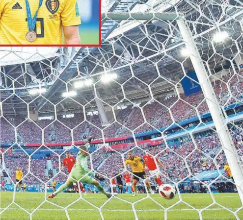  ??  ?? Hazard chuta para marcar o segundo gol da Bélgica. Acima, com a medalha de bronze