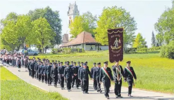  ?? FOTOS (2): KURT KIECHLE ?? Nach dem Festgottes­dienst ging es, musikalisc­h begleitet, zum Feuerwehrh­aus.