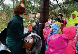  ??  ?? Skogsmulle, Lotta Söderlund, berättar för barnen hur dåligt det är att lämna efter sig plast i naturen.