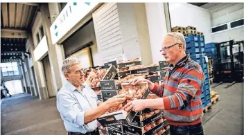  ?? RP-FOTO: ANDREAS ENDERMANN ?? Die Großmarkt-Verantwort­lichen Peter René Hecker (Blumen) und Hans Peter Deutschman­n (Obst und Gemüse) lehnen die geplanten Mieten ab.