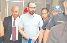  ??  ?? Raúl Fernández se encuentra con arresto domiciliar­io.