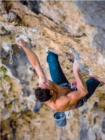  ??  ?? Ci-dessous : explosion de biceps dans les dévers niçois avec Maxime Clerc dans “Super Croix” (8b+) à Peillon et page de droite Petr Blaha dans “Total Eclatch” (8c) à Déversé.