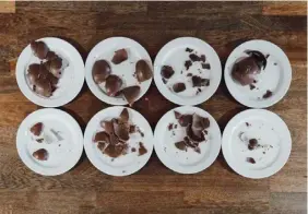  ?? FOTO: MI VILJANEN ?? ■
HBL:s testgrupp på fyra personer betygsatte åtta olika chokladägg. Varje ägg fick vitsord för smaken och för leksaken.