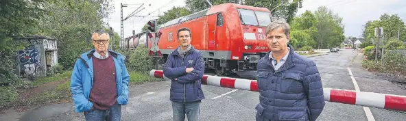  ?? RP-FOTO: HANS-JÜRGEN BAUER ?? Dieter Lanz, Martin Schulze und Dieter Treitz (von links) von der Bürgerinit­iative fordern Lärmschutz an der Güterstrec­ke.
