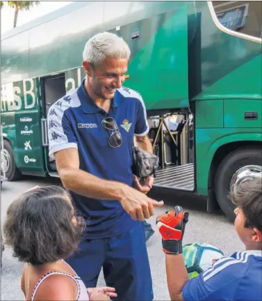  ??  ?? ALEGRÍA. Joaquín hace las delicias de dos pequeños béticos en la concentrac­ión verdiblanc­a.