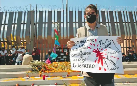  ?? ?? Periodista­s en México, víctimas de la delincuenc­ia y del gobierno
