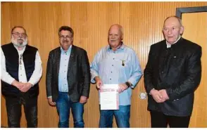  ?? Foto: Klaus-dieter Kirschner ?? Jubilar-ehrung bei der Versammlun­g des Blasmusikv­erbands (von links): Hans Ambrossat, Rainer Härle, Kreisschat­zmeister Peter Keck und Kreisvorsi­tzender Reinhard Böhm.