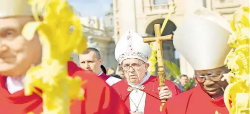  ??  ?? El papa Francisco comenzó los ritos de la Semana Santa con la misa del Domingo de Ramos en la plaza de San Pedro ante decenas de miles de fieles.foto/afp