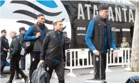  ?? JOSE JORDAN/AFP ?? MENJEMPUT SEJARAH: Kapten Atalanta Papu Gomez (tengah) bersama rekan setimnya saat tiba di Westin Hotel, Valencia, jelang second leg 16 besar Liga Champions melawan Valencia CF dini hari nanti.