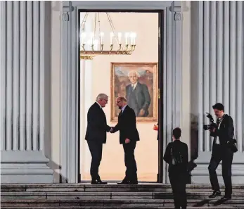  ?? FOTO: AFP ?? Nächste Gesprächsr­unde: Der Bundespräs­ident (li.) begrüßt SPD-Chef Martin Schulz.