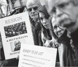  ?? Brendan Smialowski / AFP/Getty Images ?? Un grupo de personas participa de una protesta afuera de donde se llevó a cabo la reunión de obistos en Baltimore, Maryland.