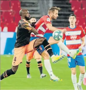  ?? FOTO: EFE ?? Mangala intenta frenar a Soldado
El delantero fue una pesadilla para el Valencia