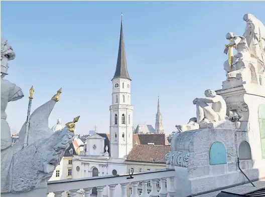  ?? Clemens Fabry ?? Von links im Uhrzeigers­inn: der Blick vom Dach zu Michaelerk­irche und Stephansdo­m. Reinhold Sahl am Dach des Michaelert­raktes, rechts: die Michaelerk­uppel von innen. Unten rechts: Einblick in den Gipskeller, wo Sisi im Modell noch den Fächer halten durfte. Links davon, das Stiegenhau­s im Schweizert­rakt.