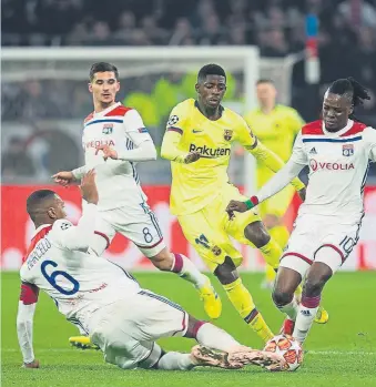  ?? FOTO: PERE PUNTÍ ?? Ousmane Dembélé se lo puso difícil a la zaga del Lyon pero no logró marcar