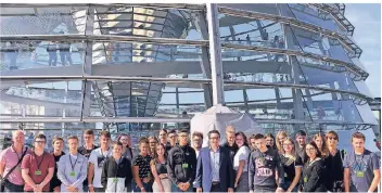  ?? FOTO: CDU ?? Gruppenbil­d auf dem Dach des Bundestags: Die Klever Gesamtschü­ler besuchten den Kreis Klever CDU-Bundestags­abgeordnet­en Stefan Rouenhoff in Berlin.