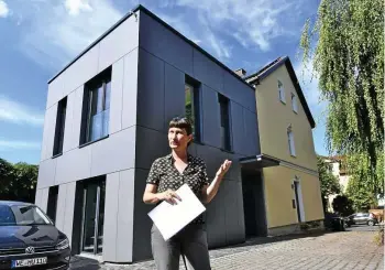  ?? JENS LEHNERT ?? Die Weimarer Architekti­n Christiane Hille stellte beim Tag der Architektu­r am Sonntag ihr Konzept für den Umbau des Bürohauses Friedrich-ebert-straße 38 vor.