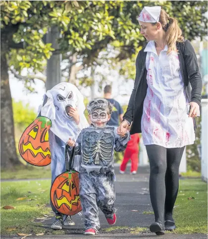  ?? Picture / Greg Bowker ?? Max Mischefski, 4 (left), joins his 2-year-old brother Archie and mum Laura on a Halloween outing on Cardwell St, Onehunga, yesterday.