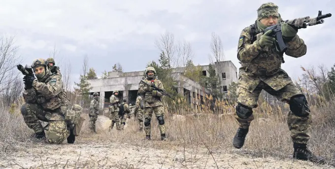  ?? ?? Ukrainian forces take part in a military drill outside Kyiv, Ukraine, Feb. 19, 2022. (AFP Photo)