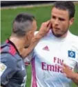  ?? Screenshot: Sky ?? Wangenknei­fer oder Bartprüfer? Franck Ribéry (li.) in der Begegnung mit Hamburgs Nicolai Müller.