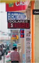  ??  ?? Currency kiosks in Laredo