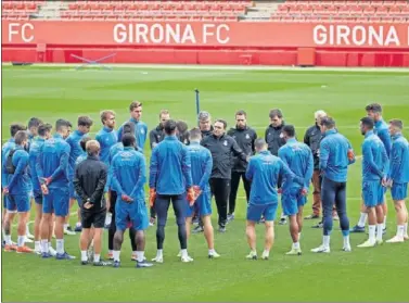  ??  ?? REUNIÓN. La plantilla del Girona, durante una charla de Eusebio Sacristán en el estadio de Montilivi.