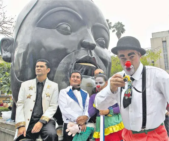  ?? JAIVER NIETO/ADN ?? Hasta mañana se presentan en los barrios y corregimie­ntos de Medellín 35 grupos, que serán protagonis­tas en 70 funciones. Todos estos espectácul­os son gratuitos.