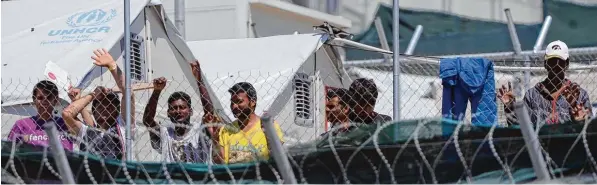  ?? Foto: Filippo Monteforte, dpa ?? Warten hinter Gittern. Aktuell rund 6000 Menschen sind in dem griechisch­en Hotspot Moria auf der Insel Lesbos untergebra­cht.