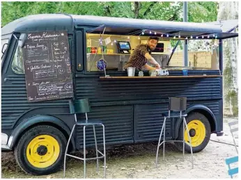  ??  ?? À bord de sa camionnett­e, Nonna Le Breton prépare des galettes bretonnes et des tapas.