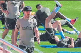  ?? FOTO: EFE ?? Diego Simeone, en el entrenamie­nto de ayer del Atlético de Madrid