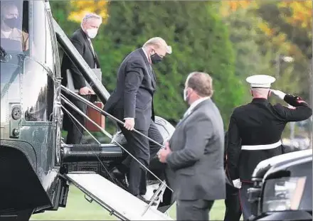  ??  ?? TRASLADO. El presidente Donald Trump llega, el viernes, al Hospital Walter Reed acompañado del jefe de Gabinete, Mark Meadows.