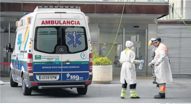  ?? ANTONIO L. JUÁREZ / PHOTOGRAPH­ERSSPORTS ?? Dos conductore­s de ambulancia con su EPI puesto se disponen a desinfecta­r sus proteccion­es.