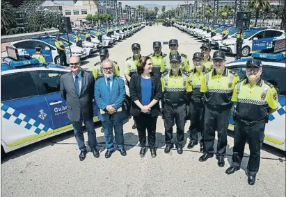  ?? ANA JIMÉNEZ ?? La alcaldesa Ada Colau, ayer, en la presentaci­ón de la nueva flota de vehículos de la Guardia Urbana