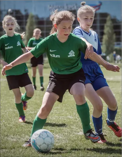  ?? FOTO: KARL VILHJáLMSS­ON ?? HåRDA TAG. Anfallaren Gabriella Palmén (t.h) kämpar om bollen med motståndar­försvaret.